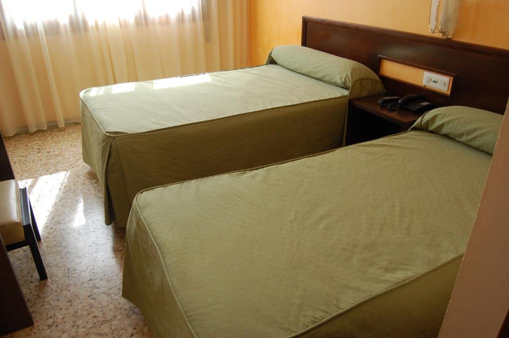 Hotel Balfagon Calanda Oda fotoğraf