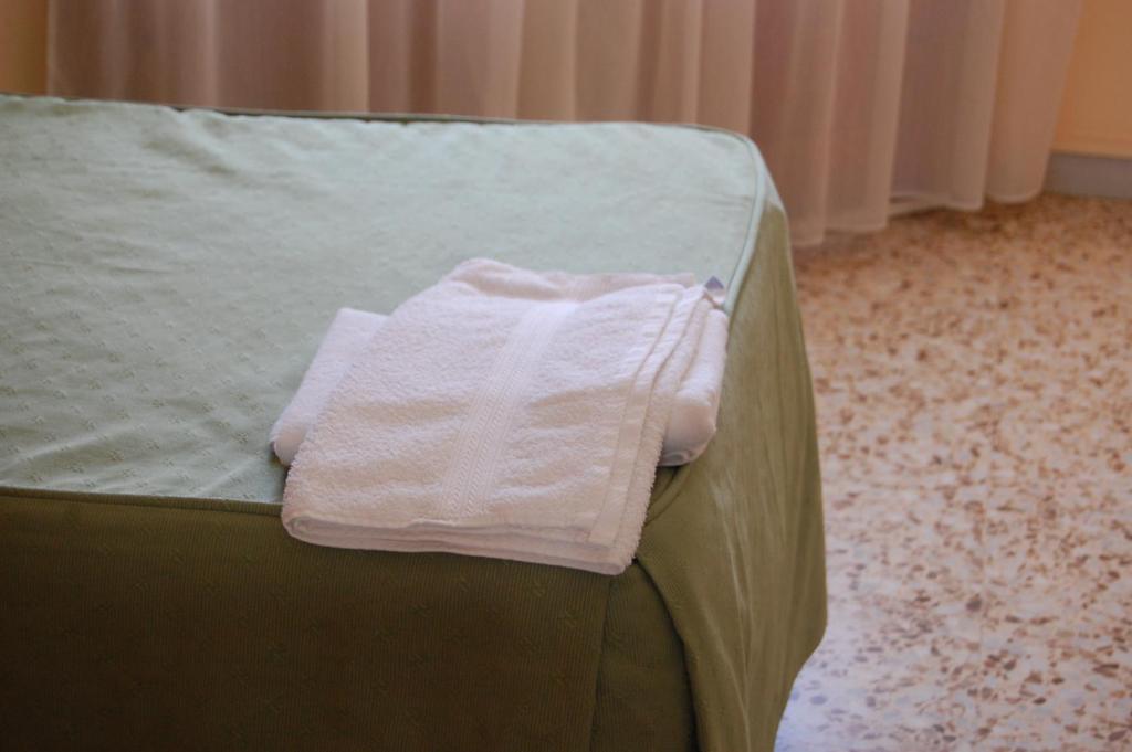 Hotel Balfagon Calanda Oda fotoğraf