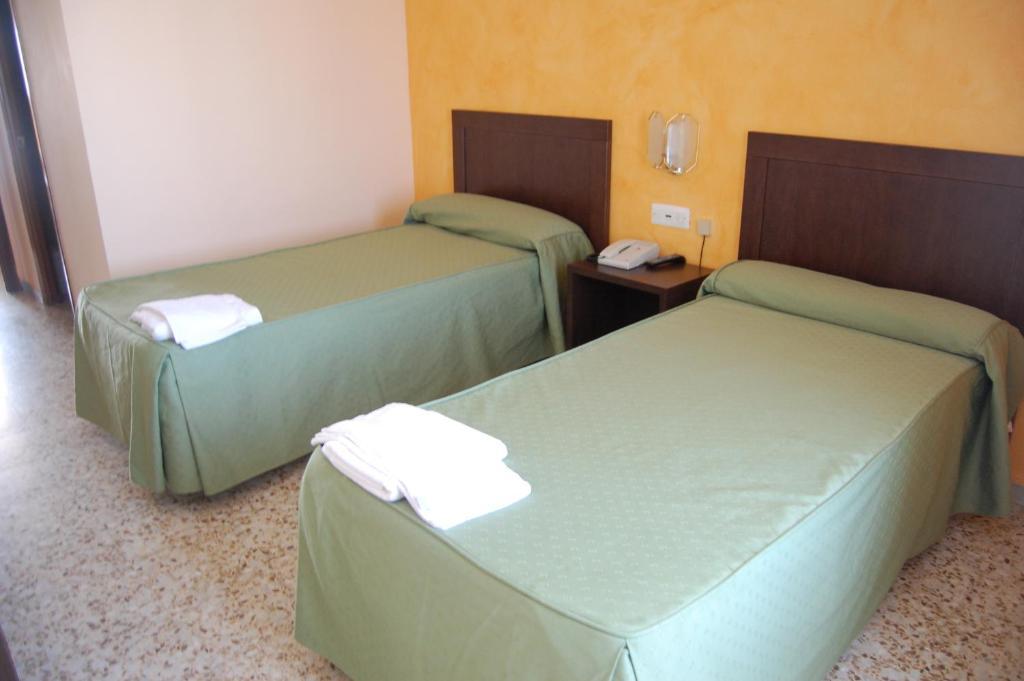 Hotel Balfagon Calanda Oda fotoğraf
